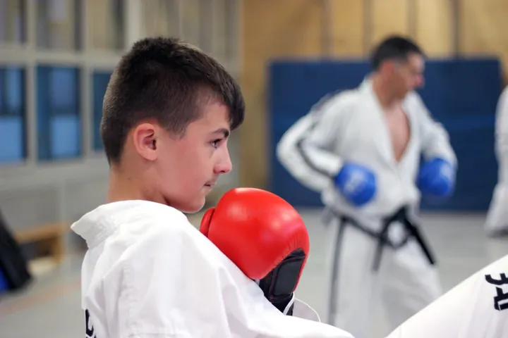 Jugendlicher beim konzentrierten Taekwon-Do-Training